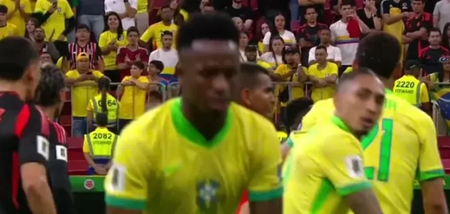 فينيسيوس جونيور يشرح حديثه مع رافينيا خلال واجبه مع البرازيل